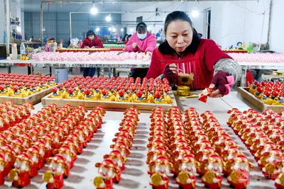 鄉村微工廠 樹脂工藝品遠銷海外